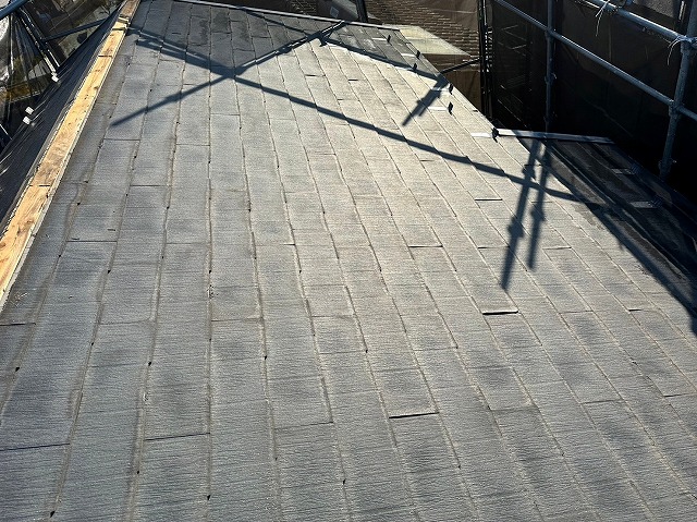 スレート屋根から横暖ルーフを使った屋根カバー工事を行いました！川口市屋根カバー工事　横暖ルーフαｓ　ニチハ　センタールーフ　スレートボロボロ　ガルバリウム鋼板　